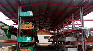 Estante cantilever com telhado