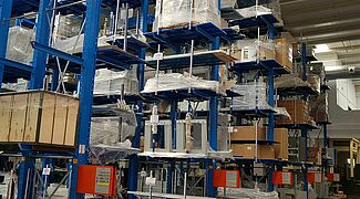 Várias estantes cantilever para cargas ligeiras numa fila