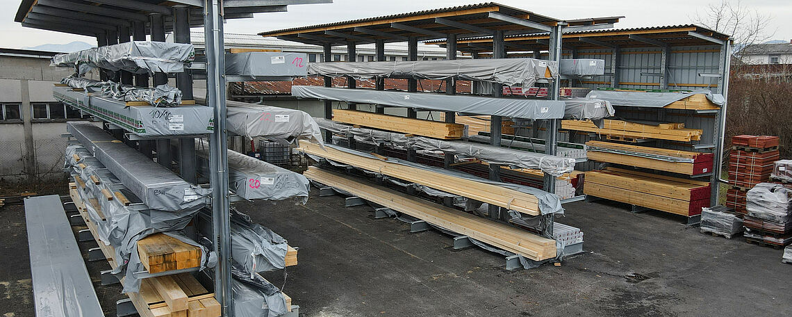 Estante cantilever com telhado