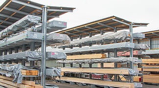Estante cantilever com telhado