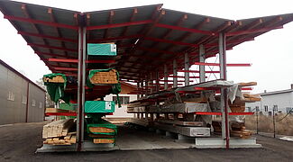 Estante cantilever com telhado