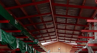 Estante cantilever com telhado