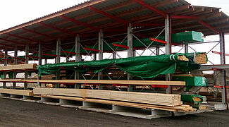 Estante cantilever com telhado